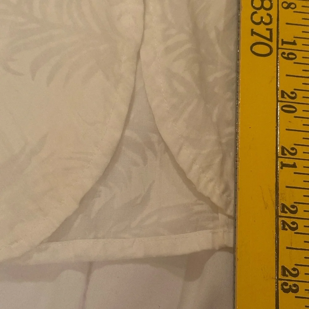 💥 $5 if bundled Medium White Semi Sheer Button Up Short Sleeve Blouse - Picture 8 of 11